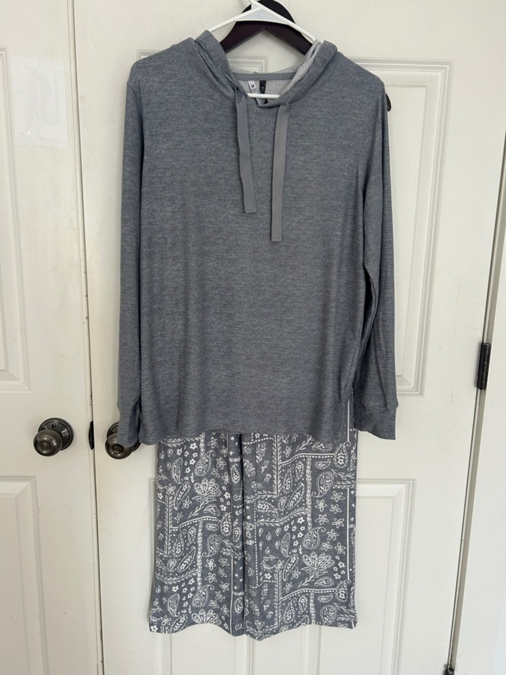 Jaclyn Intimates Women's Hooded Pajama Set Paisley Lounge Pants size medium gray